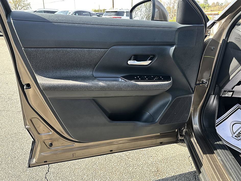 Certified 2025 Nissan Kicks SV image 9