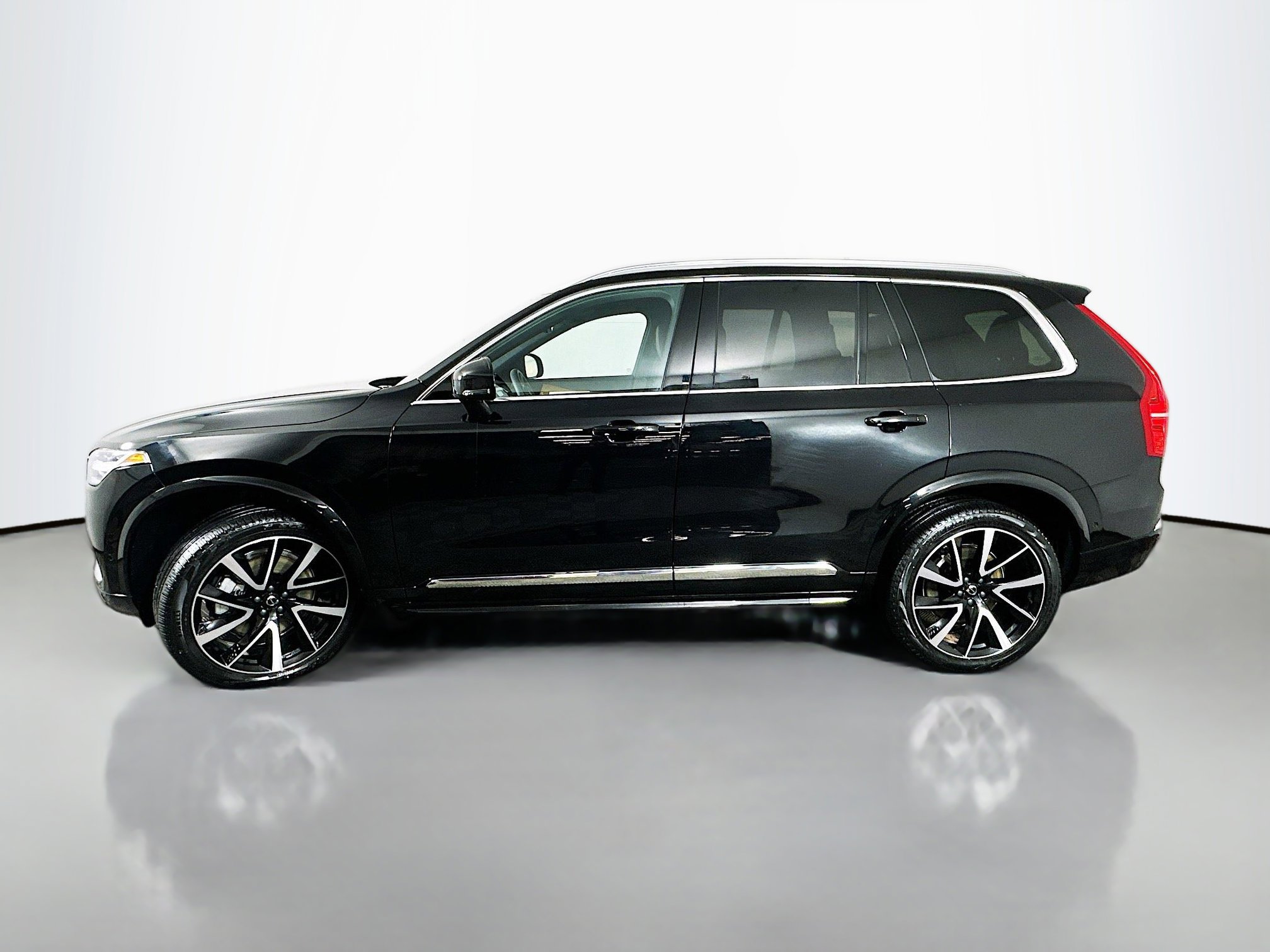 Used 2024 Volvo XC90 B6 Plus w/ Protection Package Premier image 4