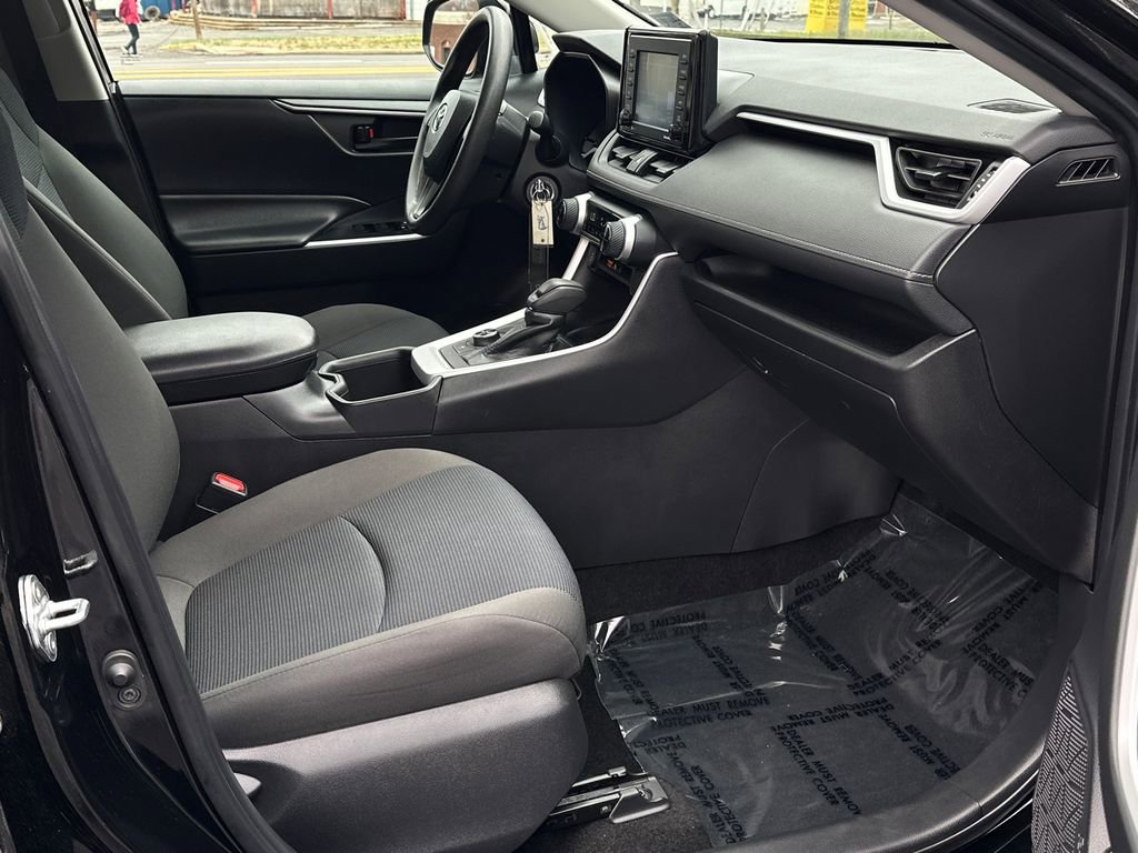 Used 2022 Toyota RAV4 LE image 8