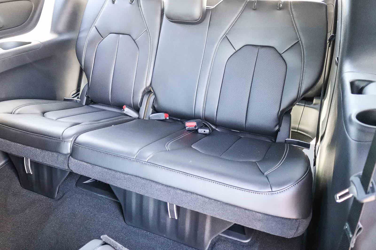 New 2027 Chrysler Pacifica Select FWD image 21