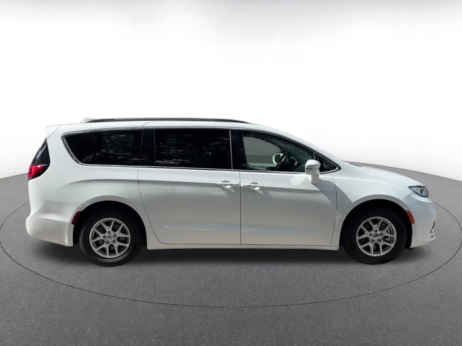 Used 2022 Chrysler Pacifica Touring-L FWD image 16