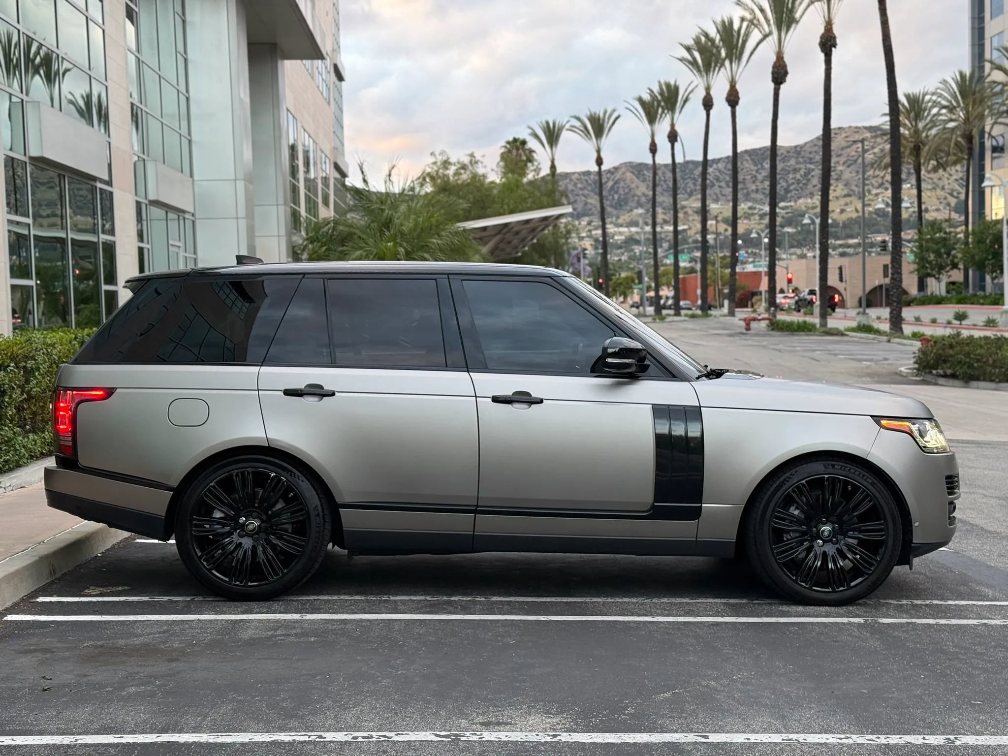 Used 2017 Land Rover Range Rover Supercharged AWD/4WD image 6