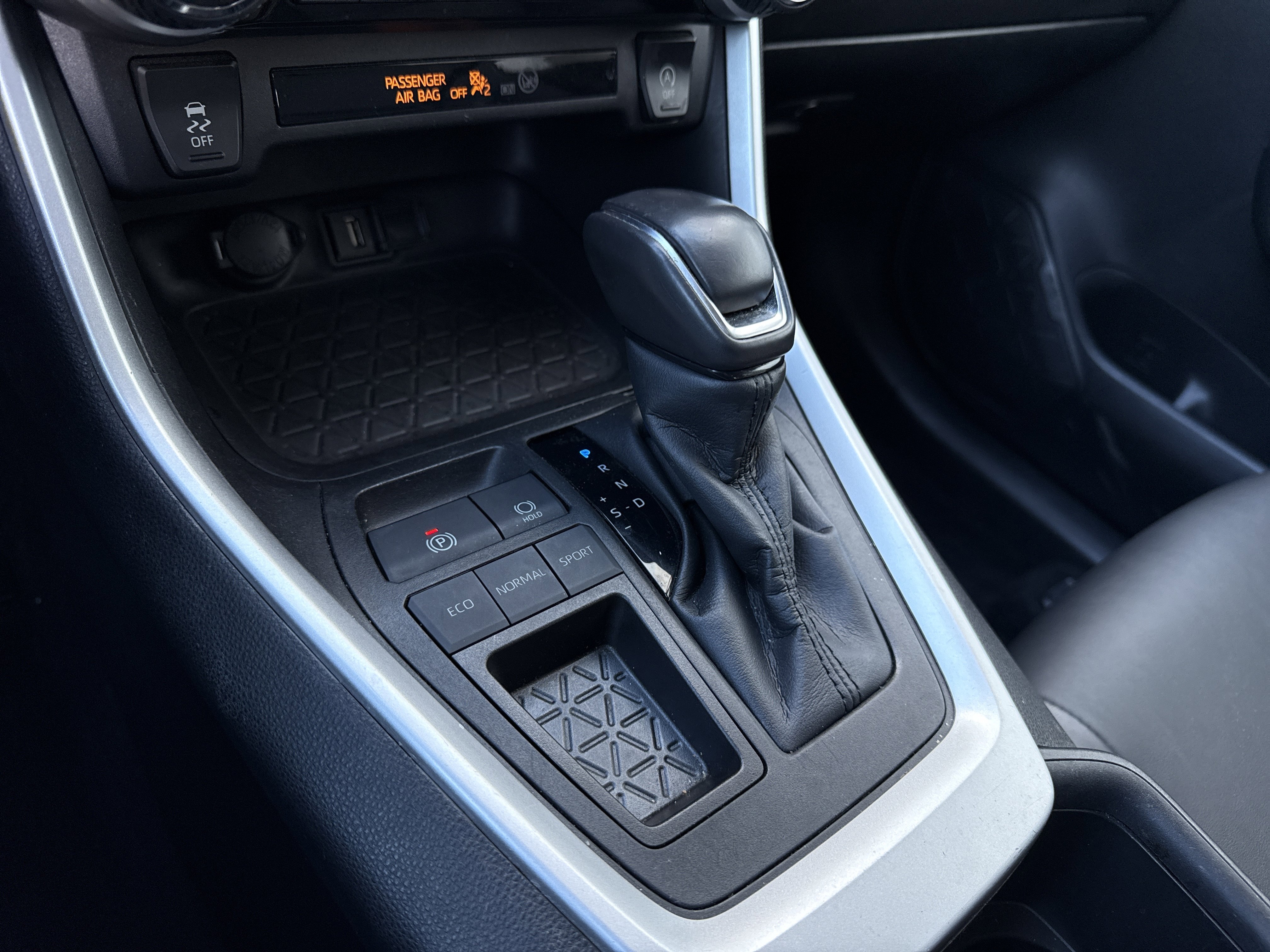 Used 2022 Toyota RAV4 XLE Premium image 16