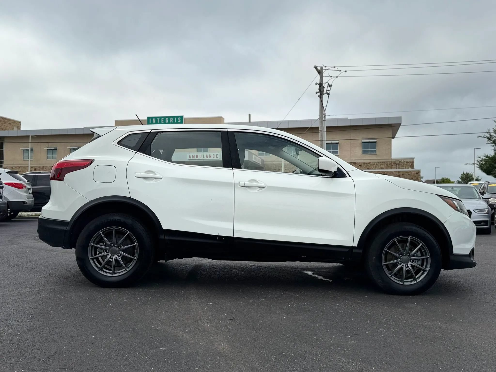 Used 2018 Nissan Rogue Sport S AWD/4WD image 2