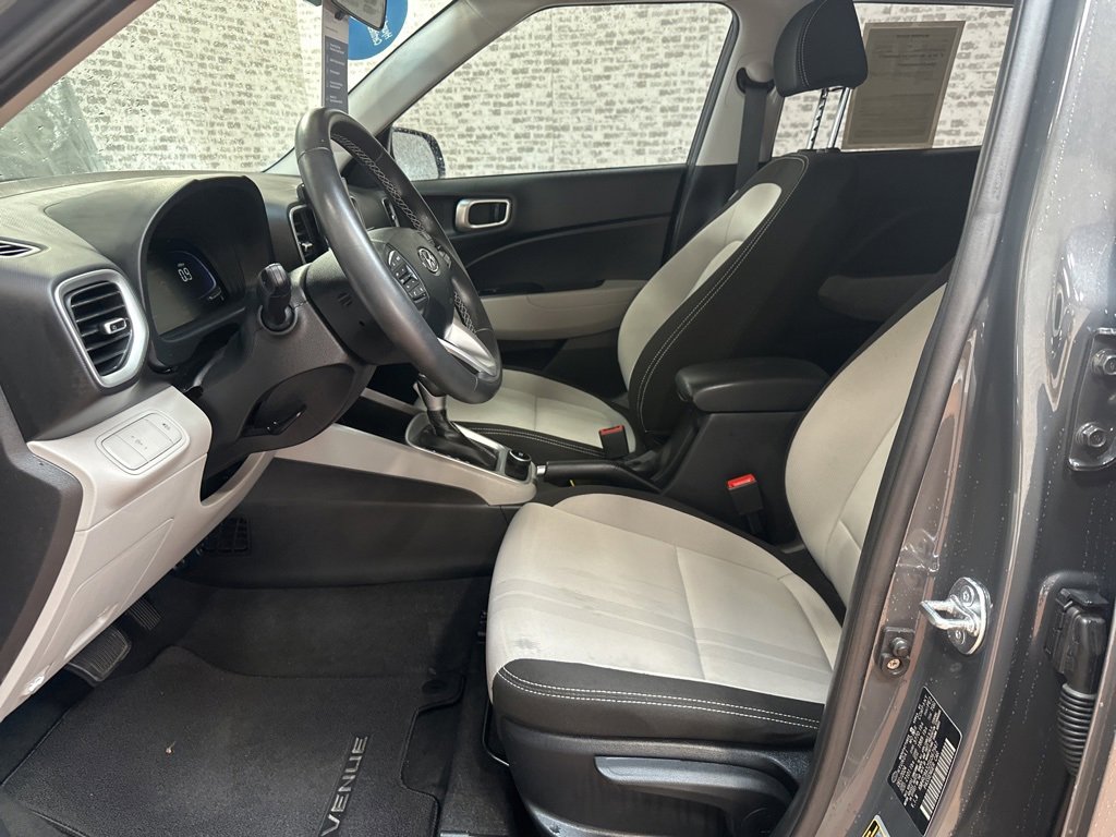 Certified 2025 Hyundai Venue SEL image 25