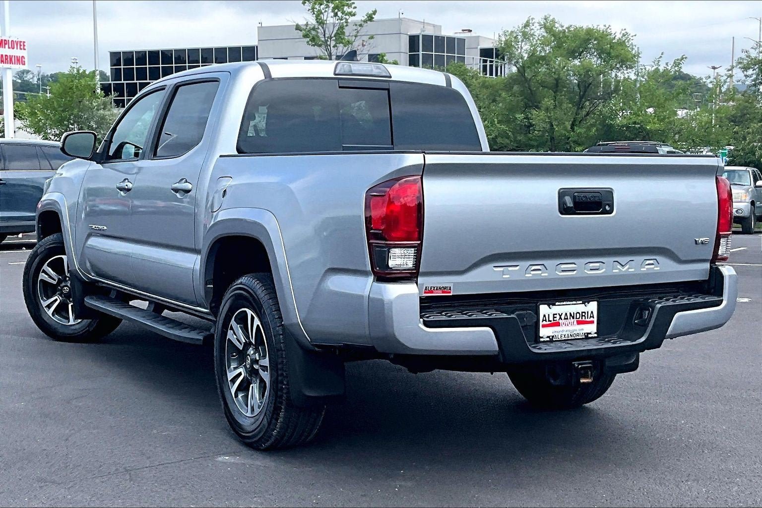 Used 2018 Toyota Tacoma TRD Sport AWD/4WD image 10