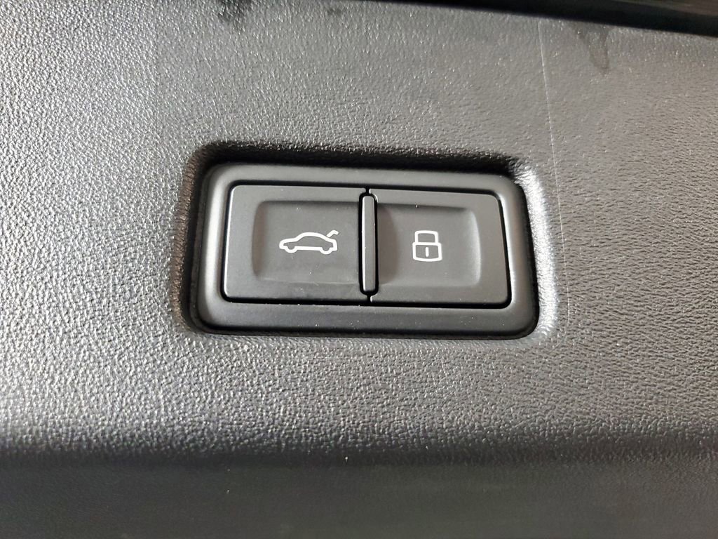Used 2023 Audi Q4 e-tron Premium Plus w/ Premium Plus image 9