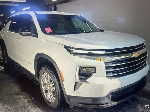 Used 2025 Chevrolet Traverse LT image 5