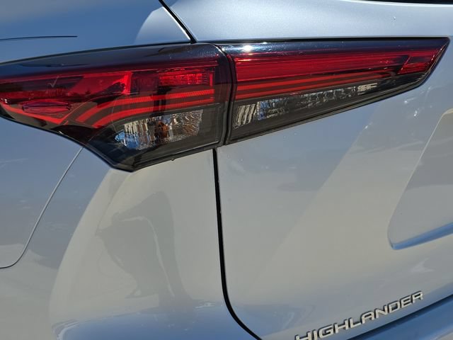 Used 2020 Toyota Highlander XLE AWD/4WD image 39