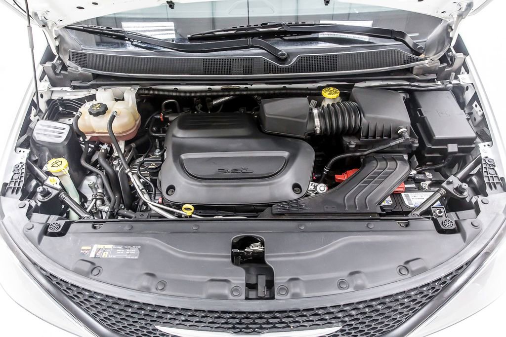 Used 2022 Chrysler Voyager LX image 39