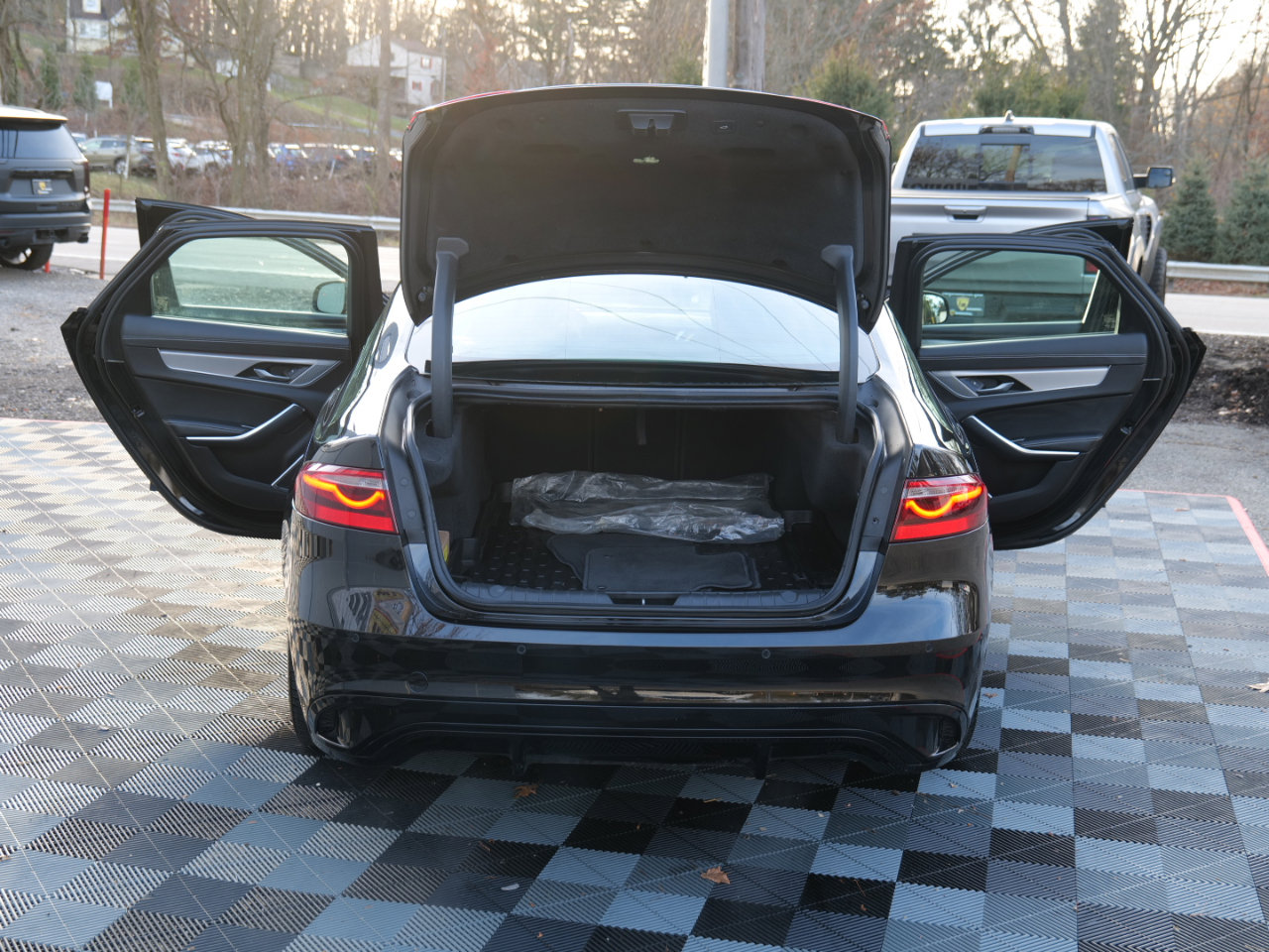 Used 2024 Jaguar XF R-Dynamic SE image 58