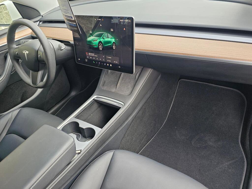 Used 2024 Tesla Model Y Long Range AWD/4WD image 16