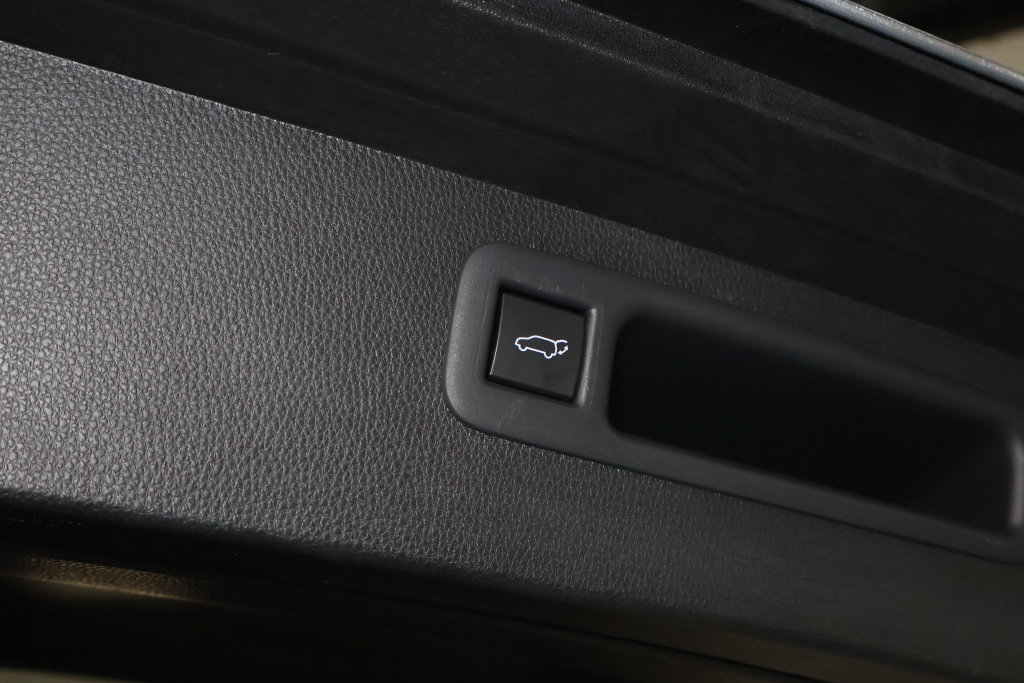 Used 2021 Toyota Highlander XLE AWD/4WD image 18