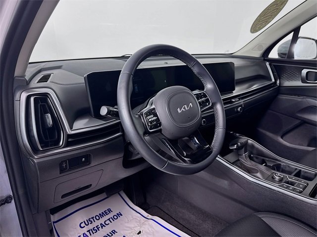 Used 2025 Kia Sorento S image 9