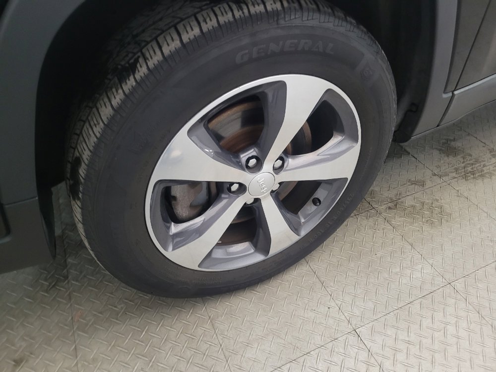 Used 2019 Jeep Cherokee Limited image 31