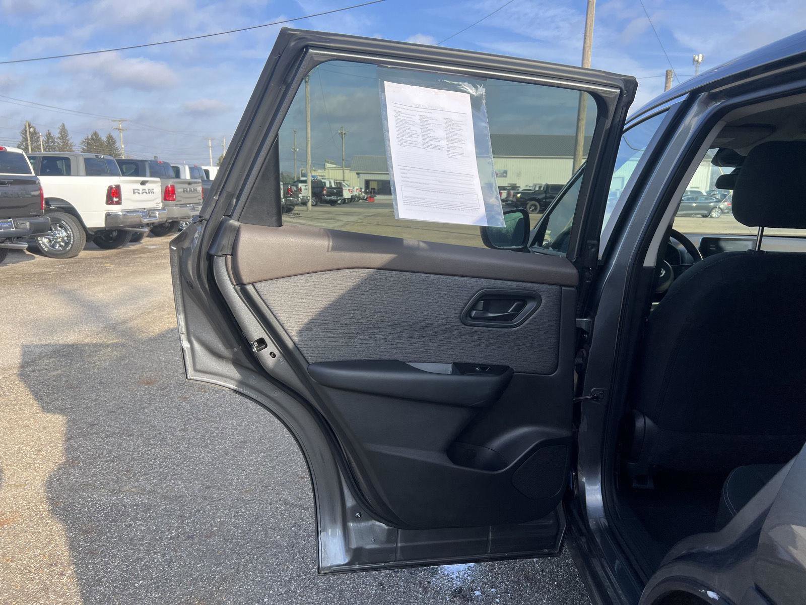 Used 2023 Nissan Rogue S image 25