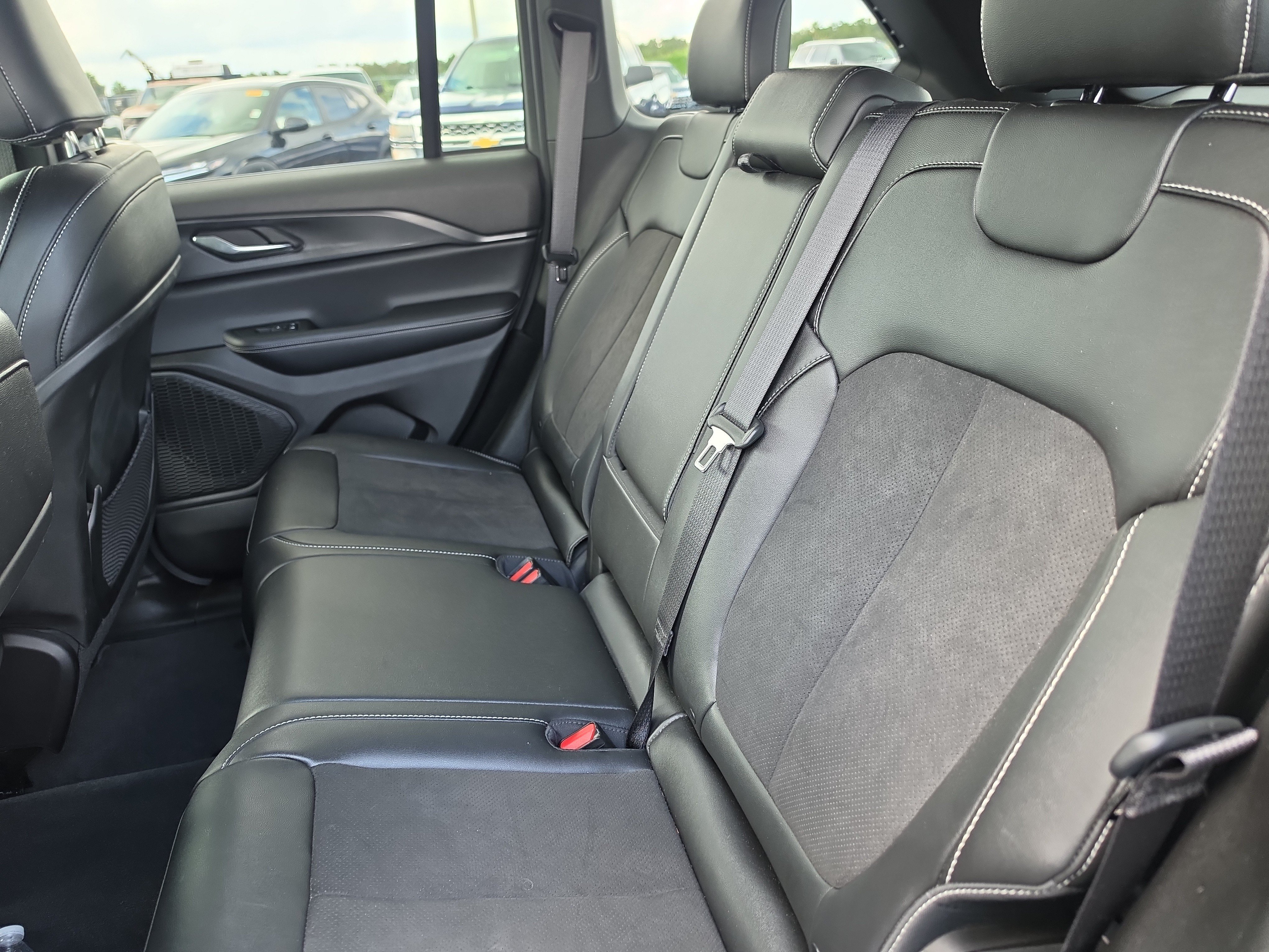Used 2024 Jeep Grand Cherokee Altitude AWD/4WD image 13