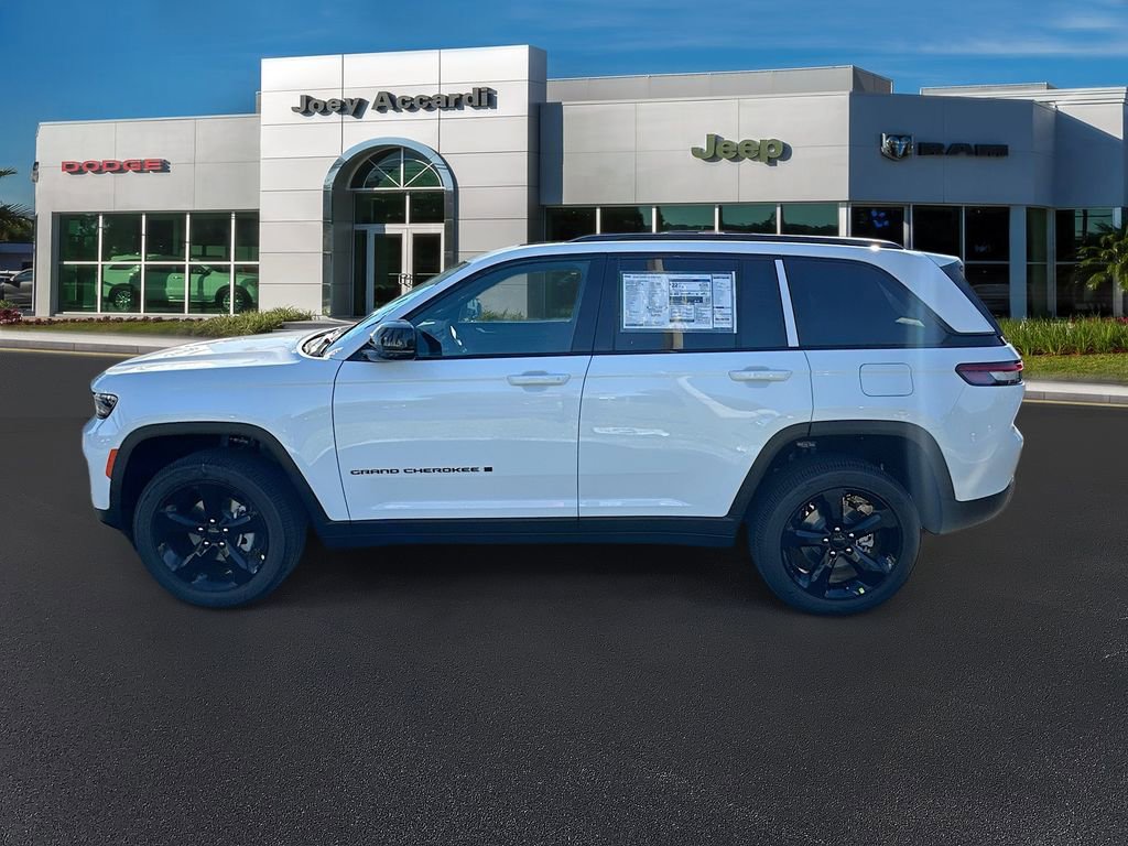 Used 2025 Jeep Grand Cherokee Laredo RWD image 5