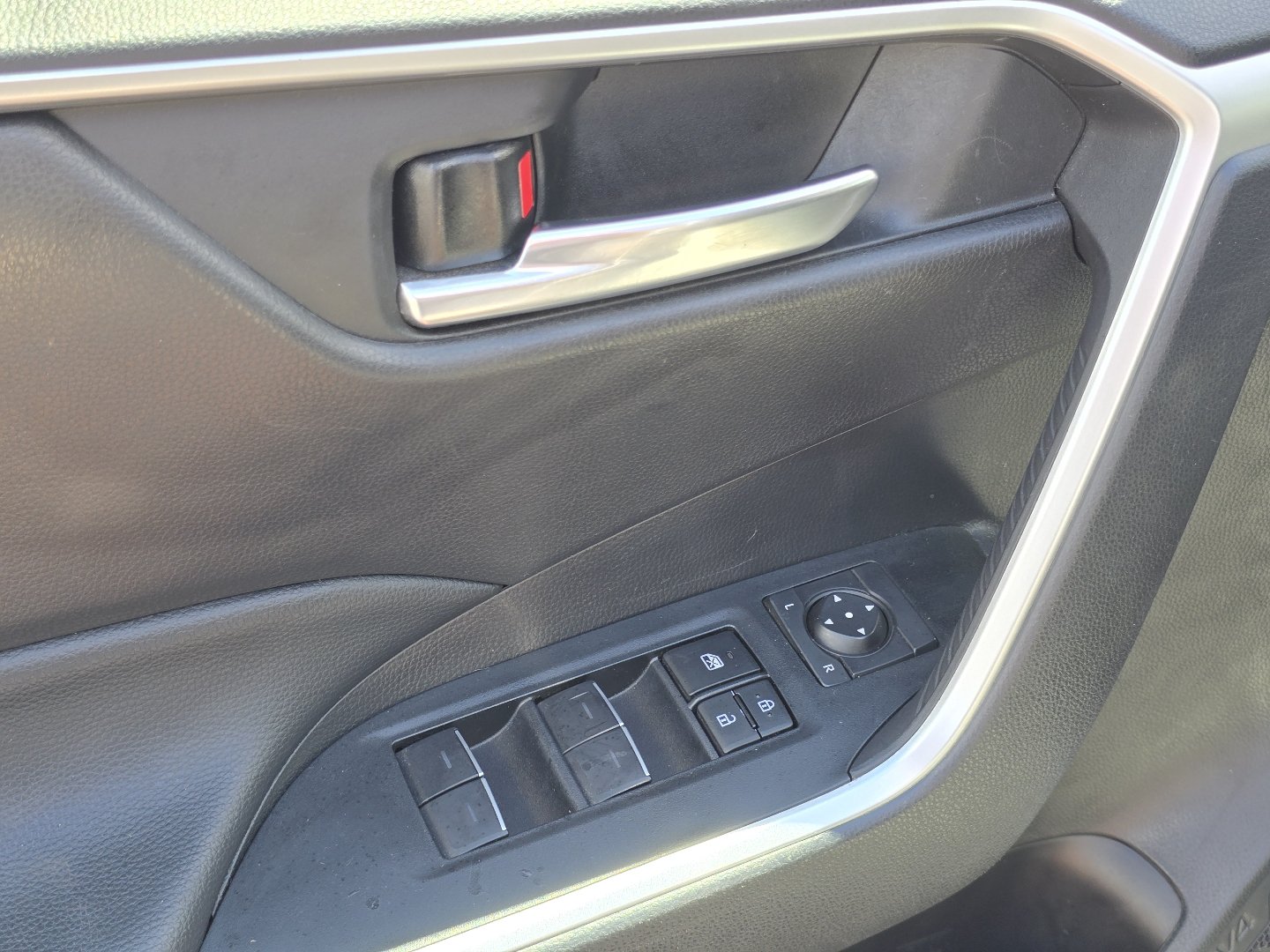 Used 2024 Toyota RAV4 XLE FWD image 30