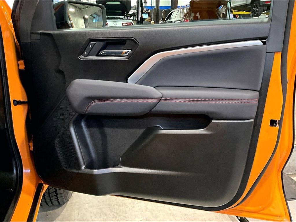 Used 2025 Chevrolet Colorado Z71 w/ Technology Package AWD/4WD image 12
