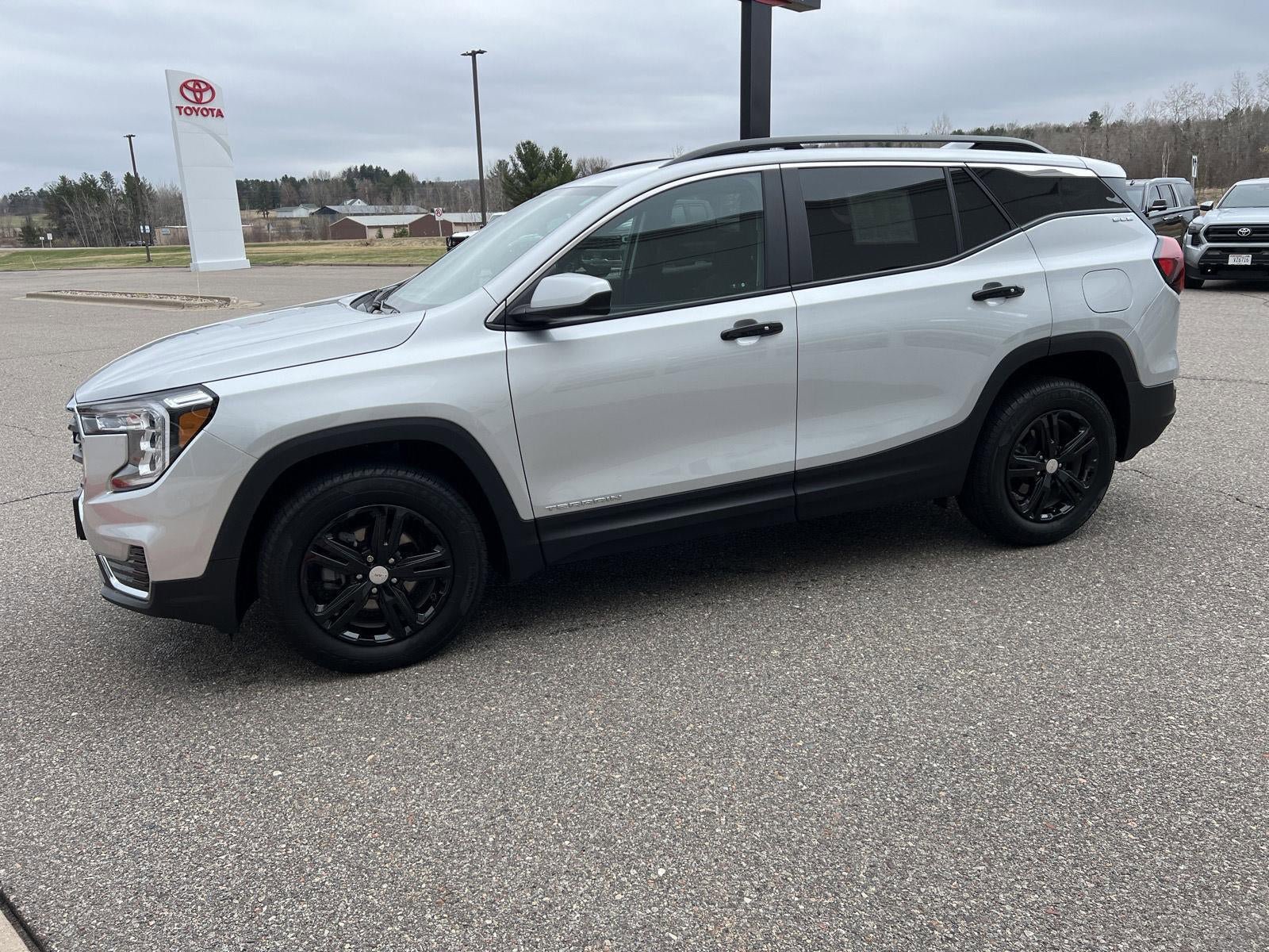 Used 2022 GMC Terrain SLE w/ Driver Convenience Package AWD/4WD image 9