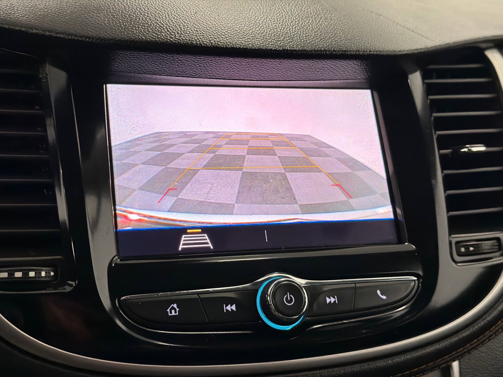 Used 2020 Chevrolet Trax LT w/ LT Convenience Package image 24