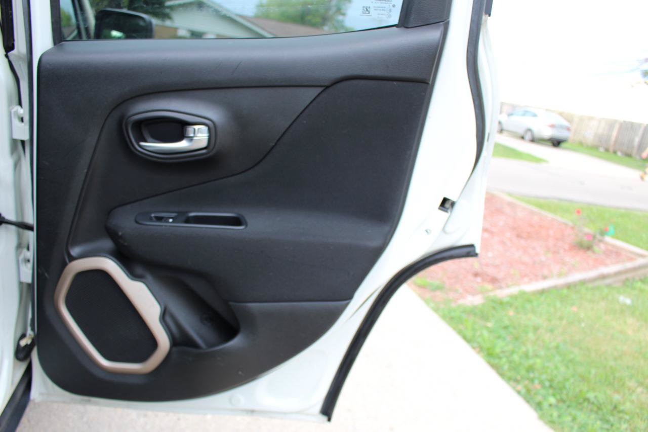 Used 2016 Jeep Renegade Latitude w/ Cold Weather Group FWD image 32