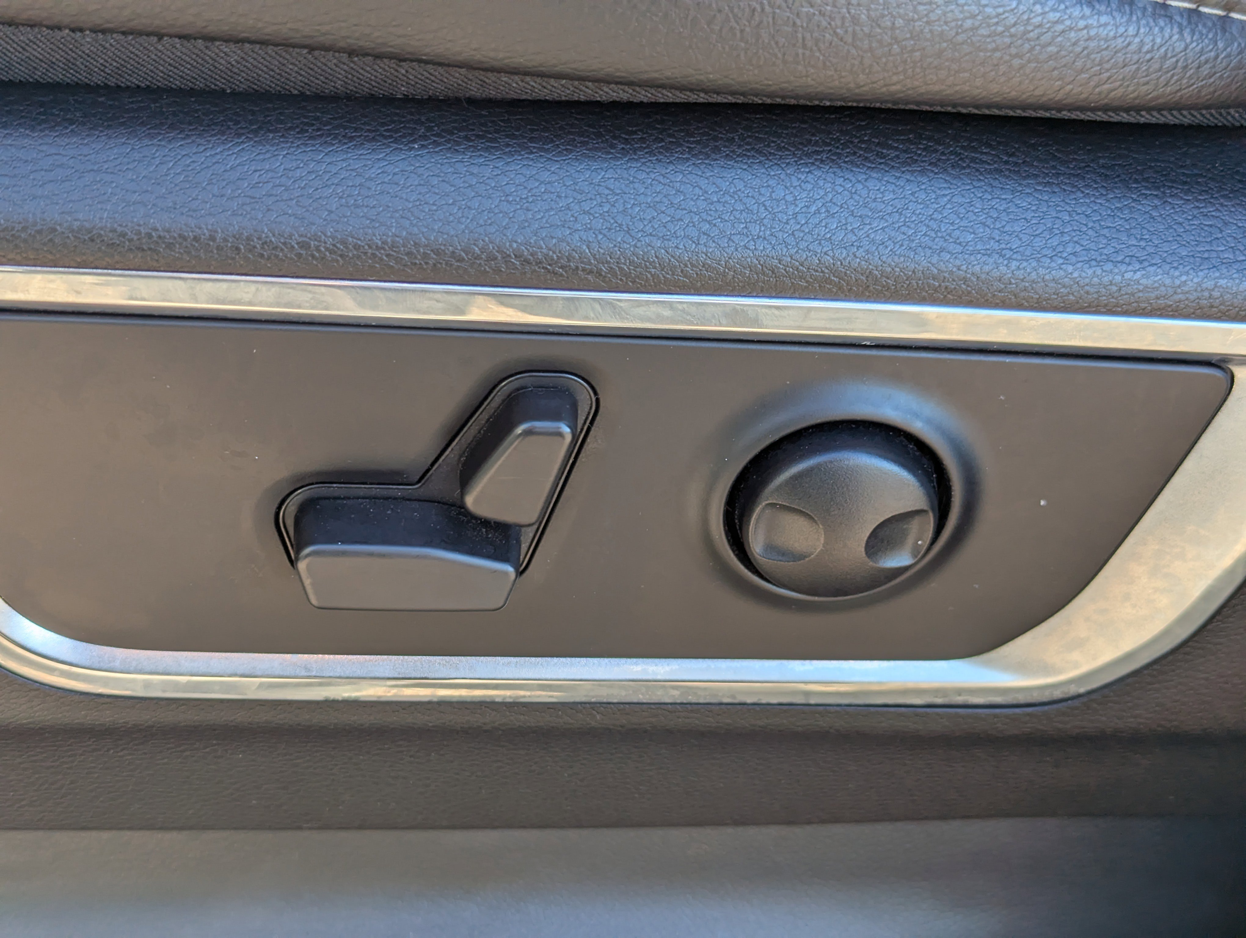 Used 2025 RAM 1500 Laramie w/ Sport Appearance Package image 21