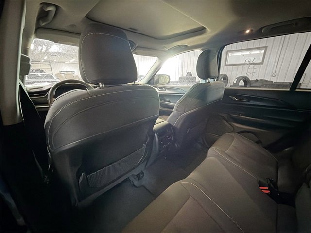 Used 2023 Jeep Grand Cherokee Laredo image 9