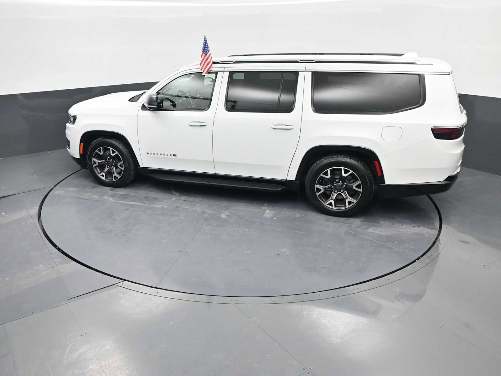 Used 2023 Jeep Wagoneer L Series III w/ Preferred Equipment Group image 32