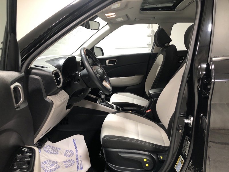 Used 2023 Hyundai Venue SEL image 19