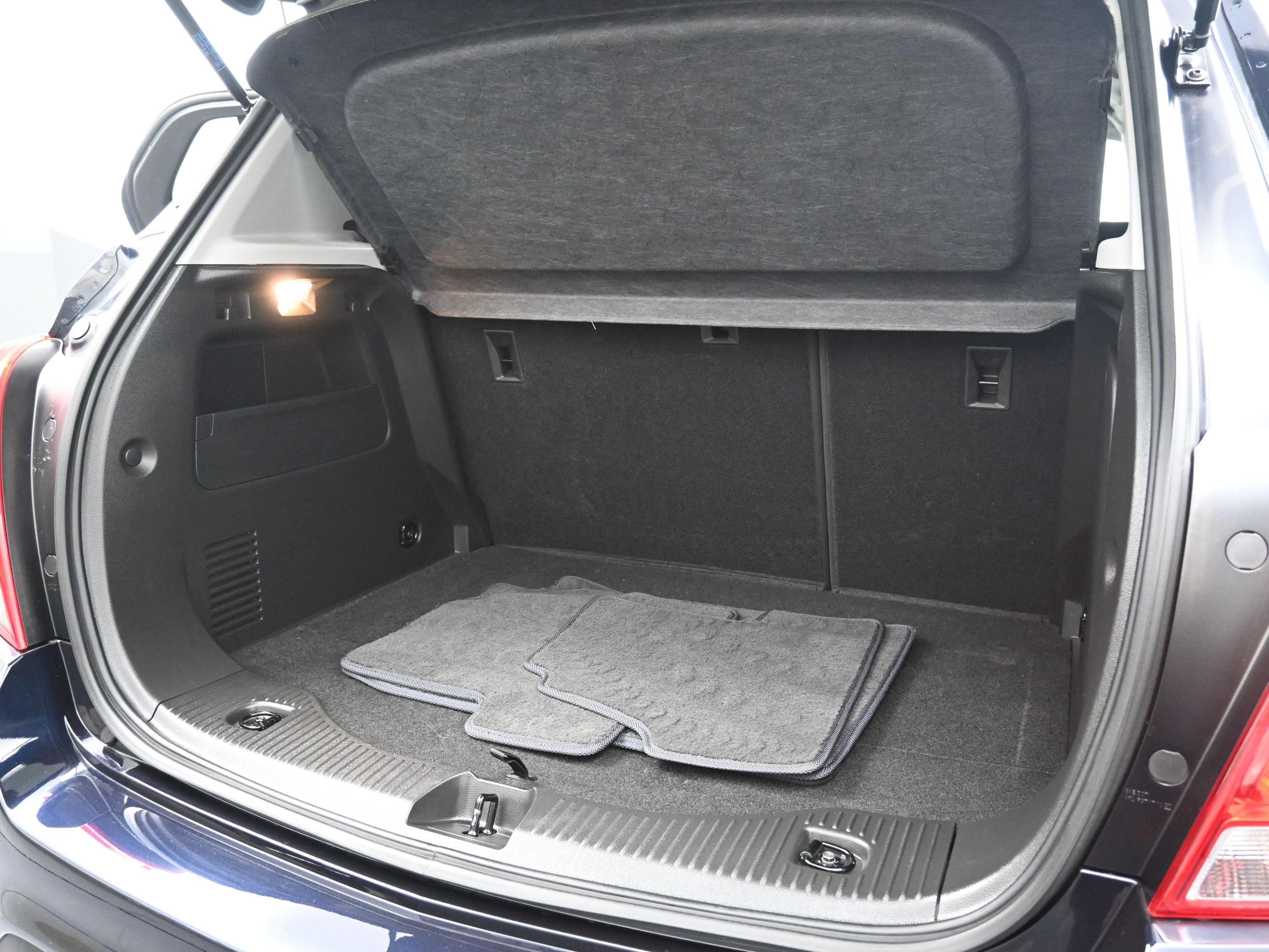 Used 2022 Chevrolet Trax LT w/ LT Convenience Package image 24