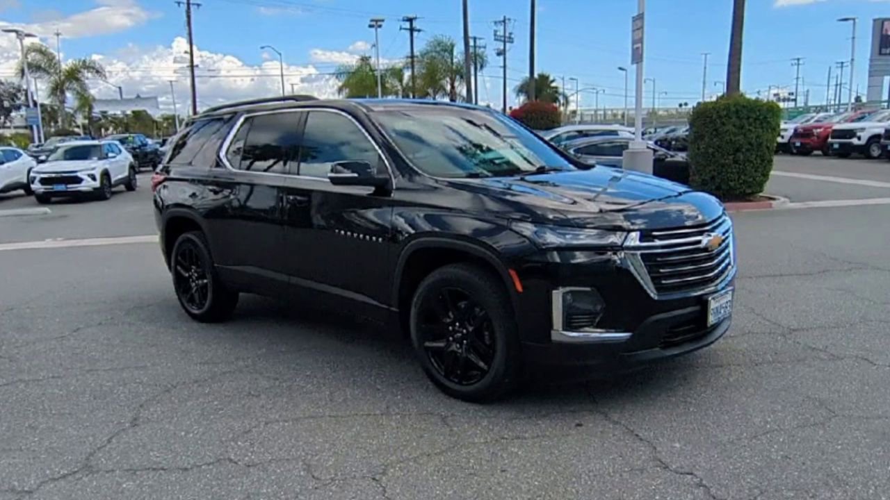 Used 2023 Chevrolet Traverse LT FWD image 2