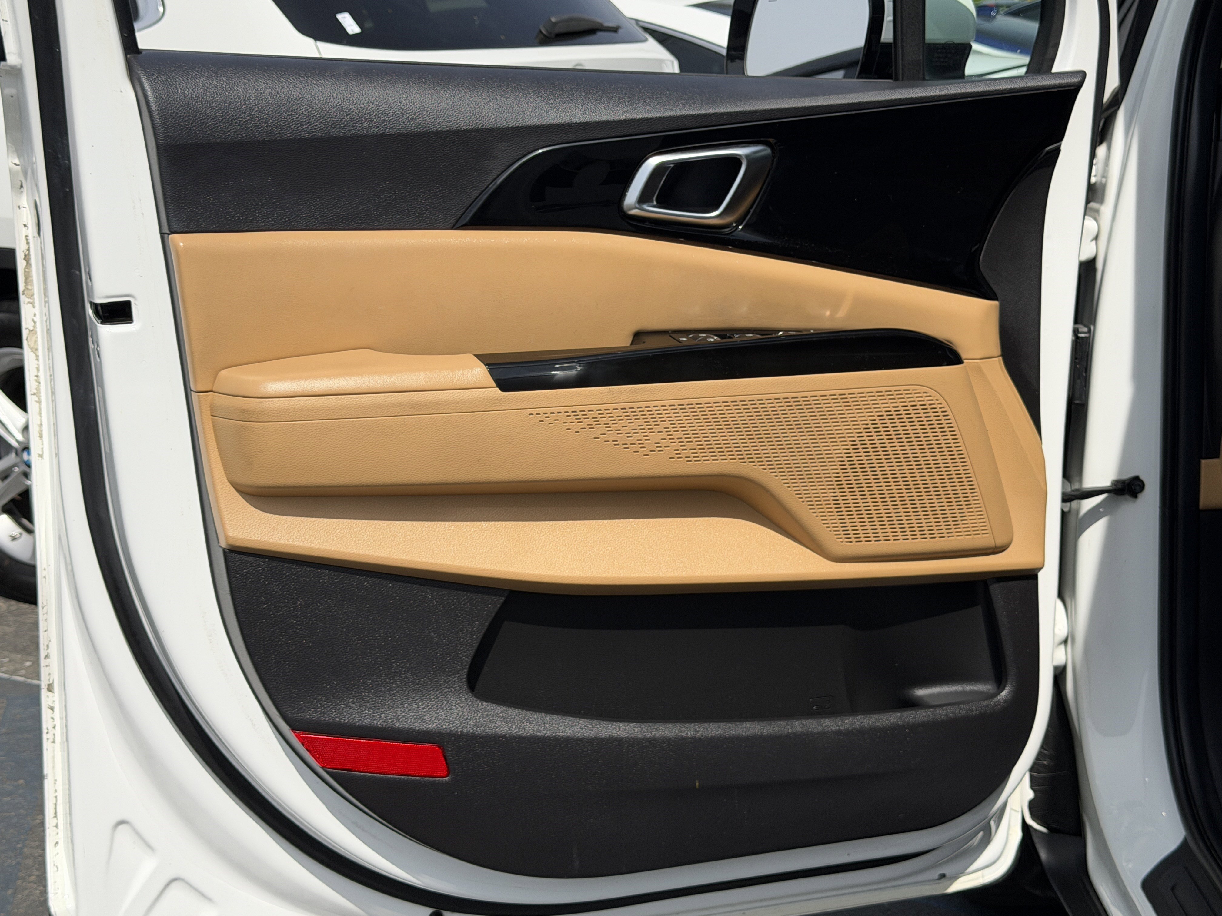 Used 2022 Kia Carnival EX image 14