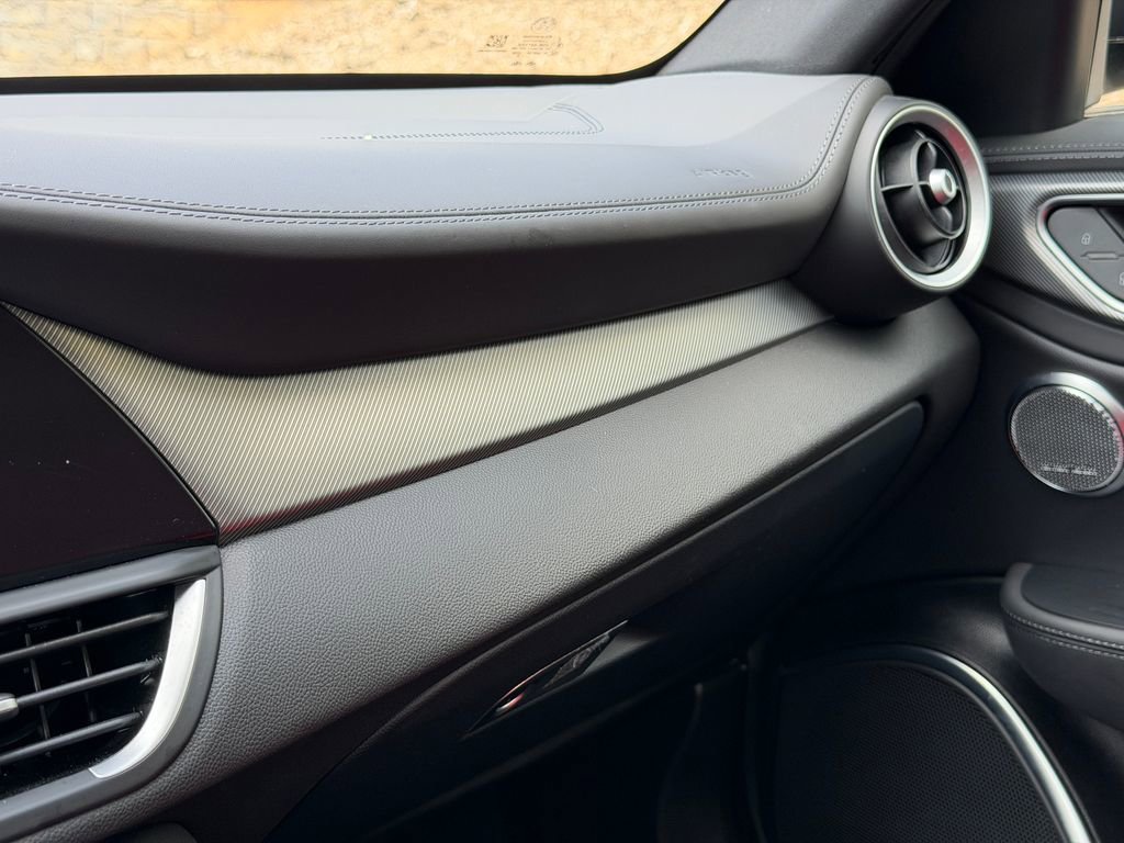 Used 2022 Alfa Romeo Giulia Veloce image 24