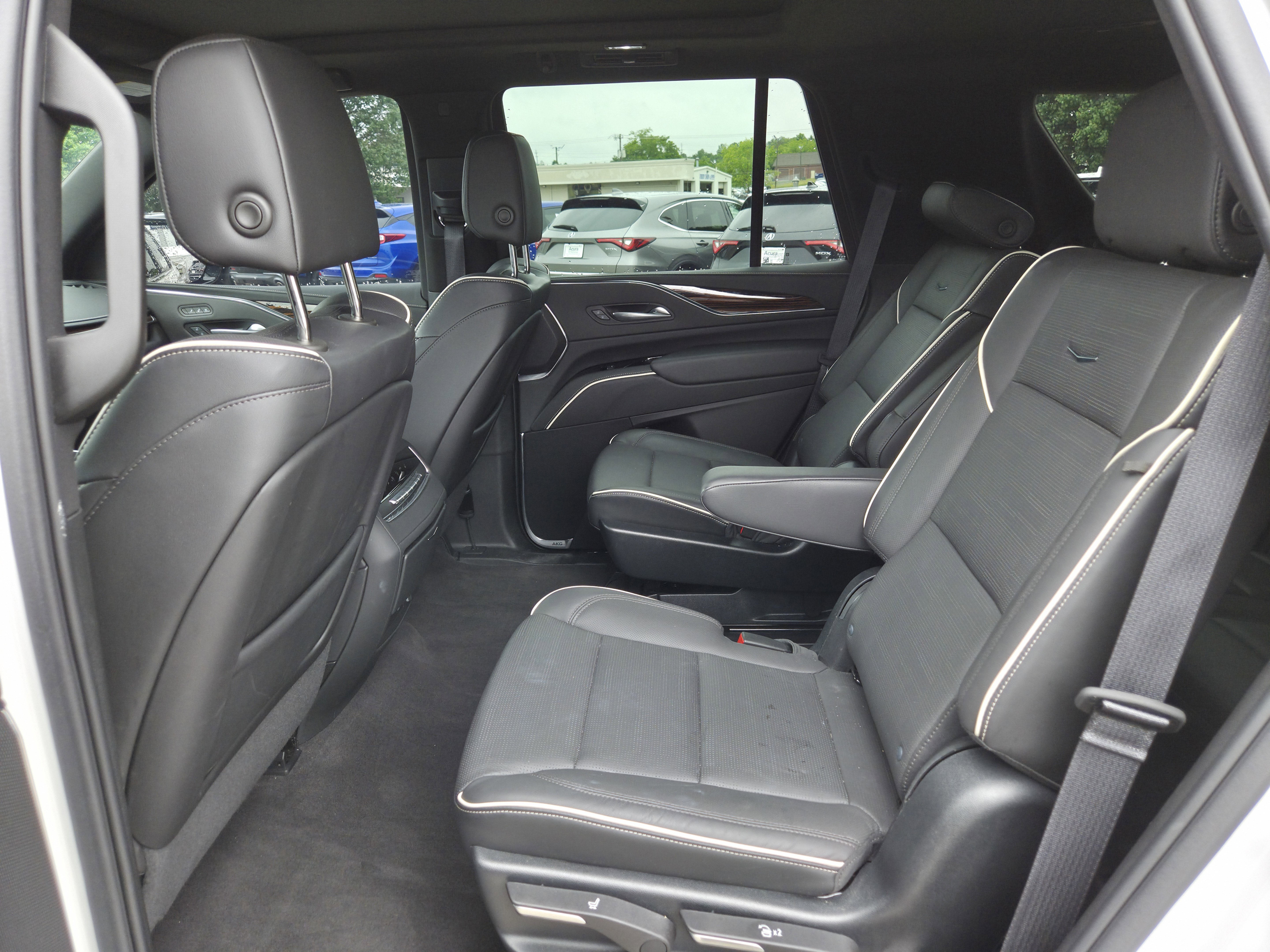 Used 2023 Cadillac Escalade Premium Luxury w/ LPO, Floor Liner Package AWD/4WD image 5