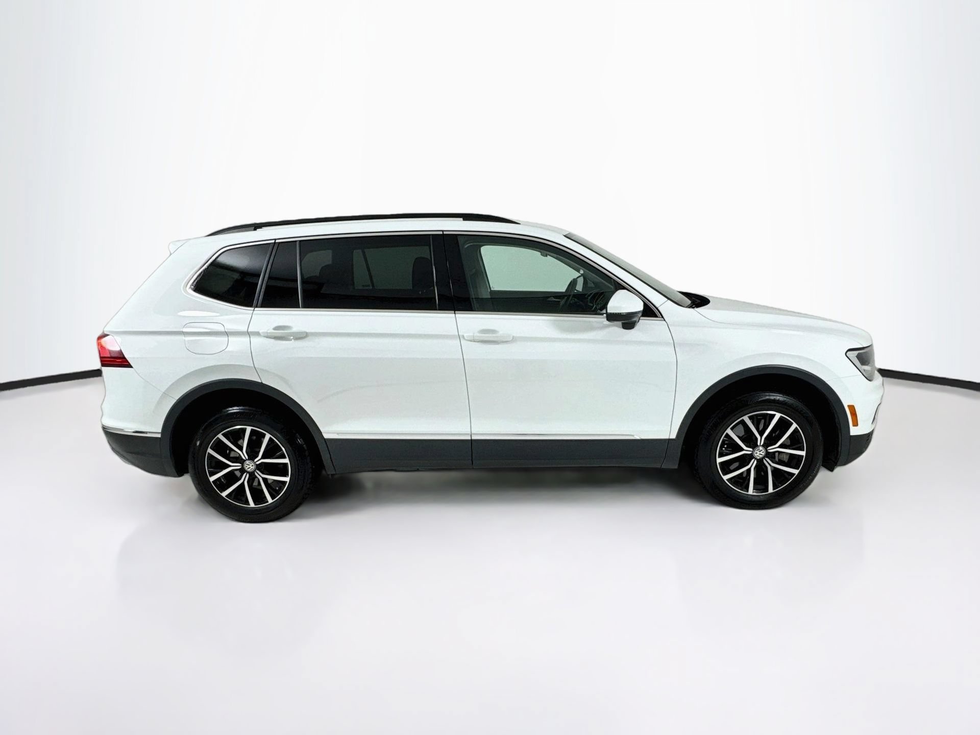 Used 2021 Volkswagen Tiguan SE AWD/4WD image 9