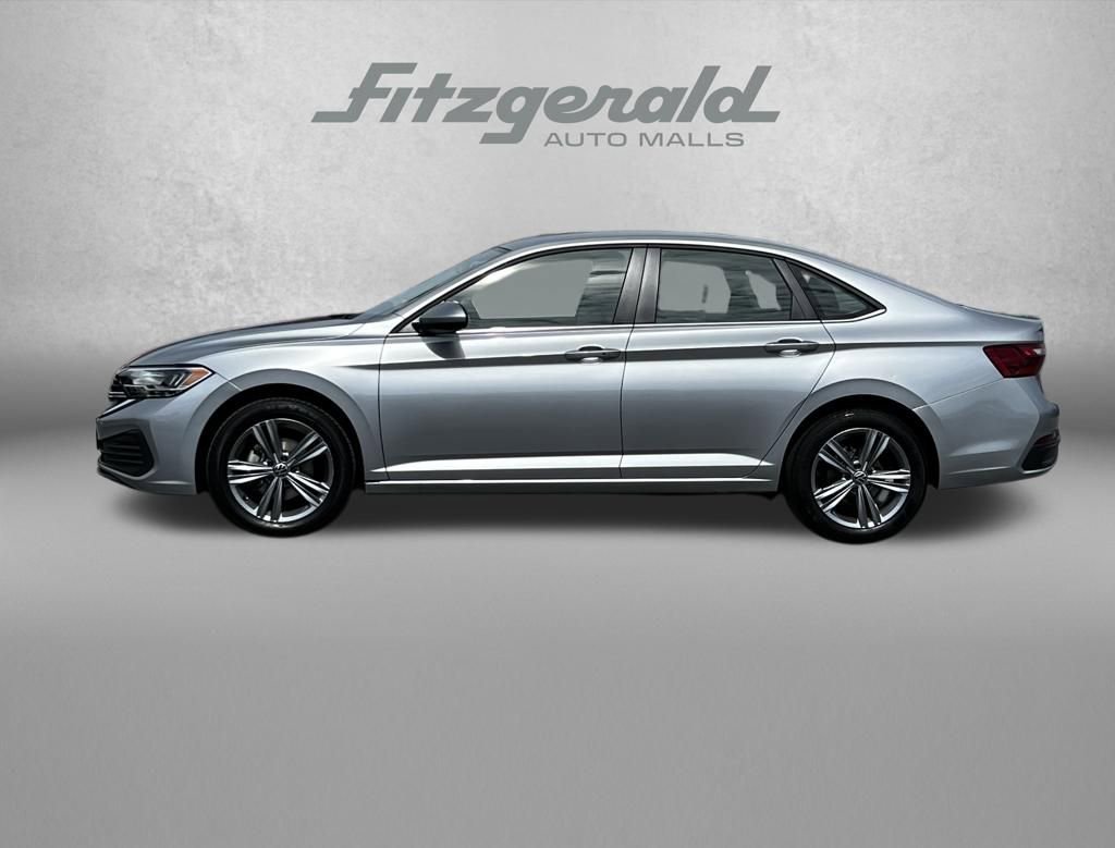Used 2024 Volkswagen Jetta SE image 4