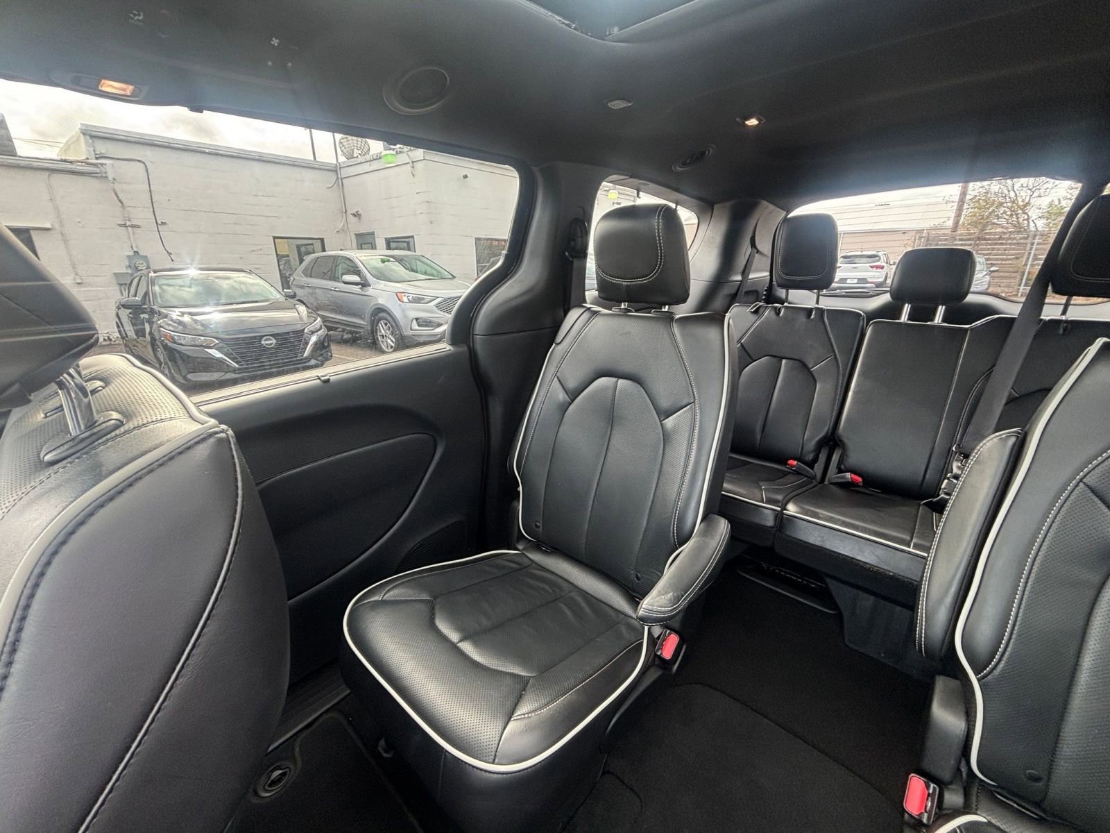 Used 2025 Chrysler Pacifica Limited image 44