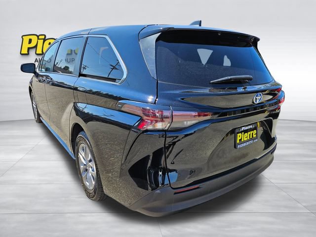 Used 2024 Toyota Sienna LE FWD image 3