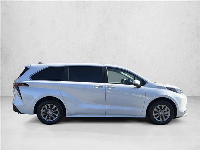 Used 2025 Toyota Sienna XLE video 4