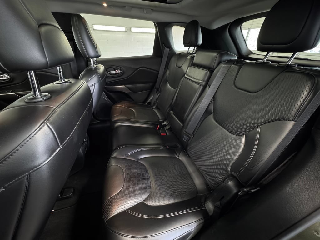 Used 2019 Jeep Cherokee Limited w/ Luxury Group AWD/4WD image 23
