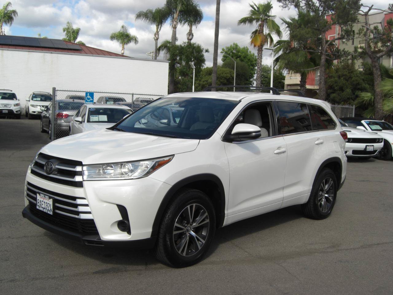 Used 2017 Toyota Highlander LE w/ Carpet Mat Package FWD image 3