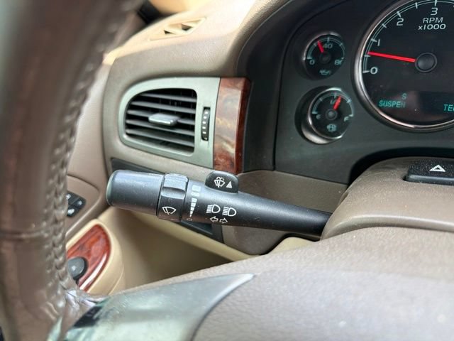 Used 2013 Chevrolet Avalanche LTZ RWD image 35