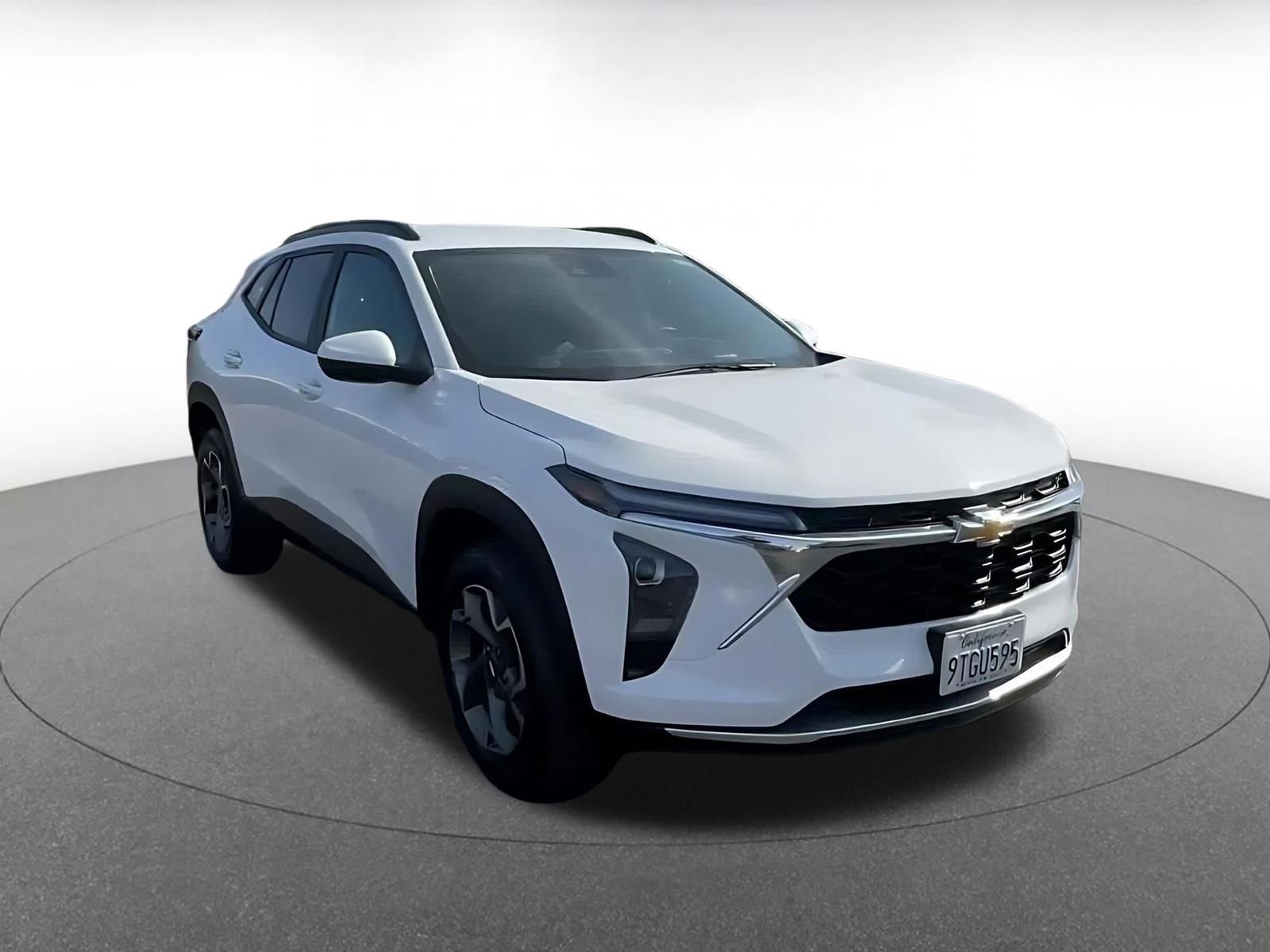 Used 2025 Chevrolet Trax LT w/ LT Convenience Package image 3