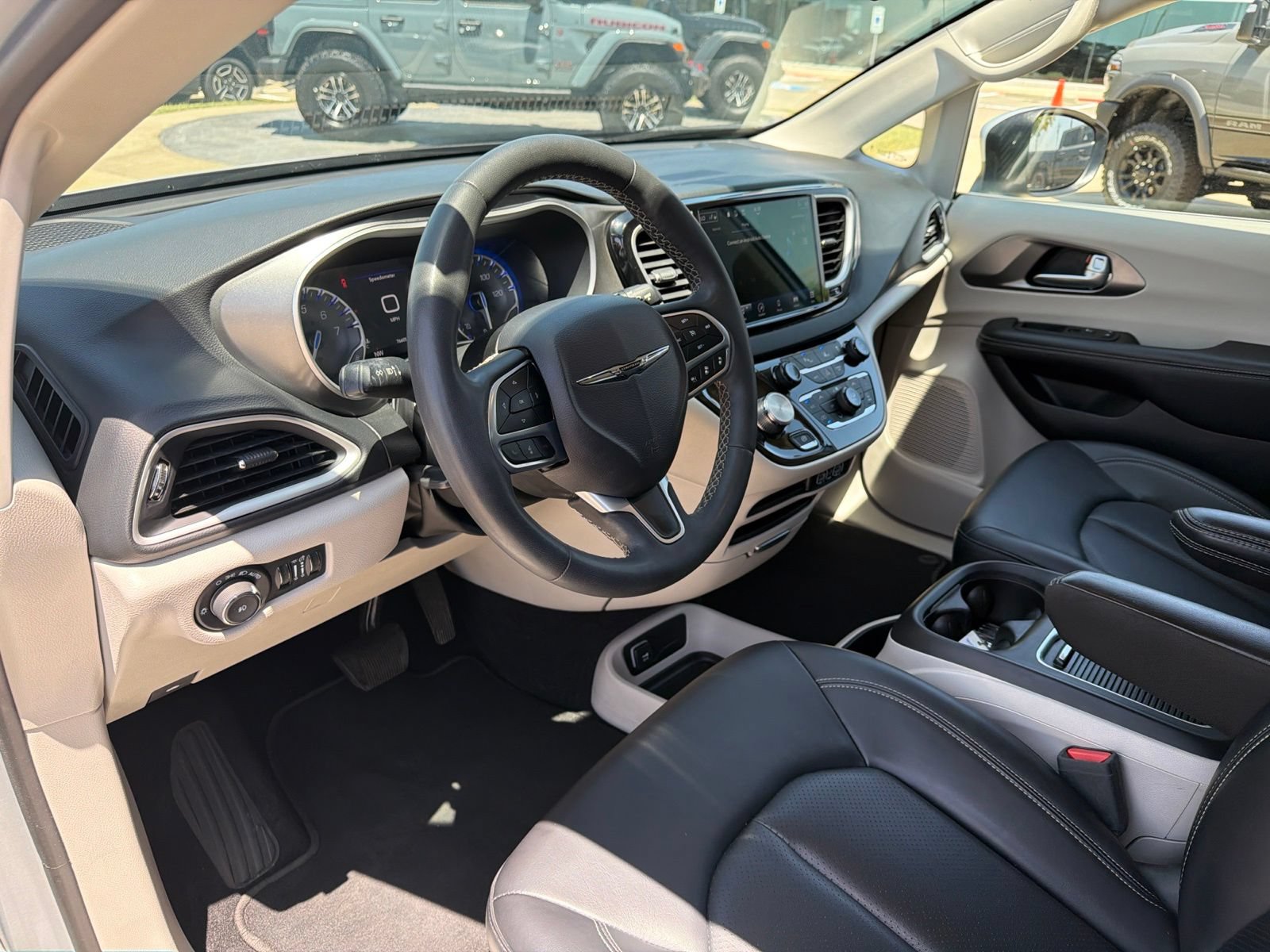 Used 2023 Chrysler Pacifica Touring-L FWD image 10