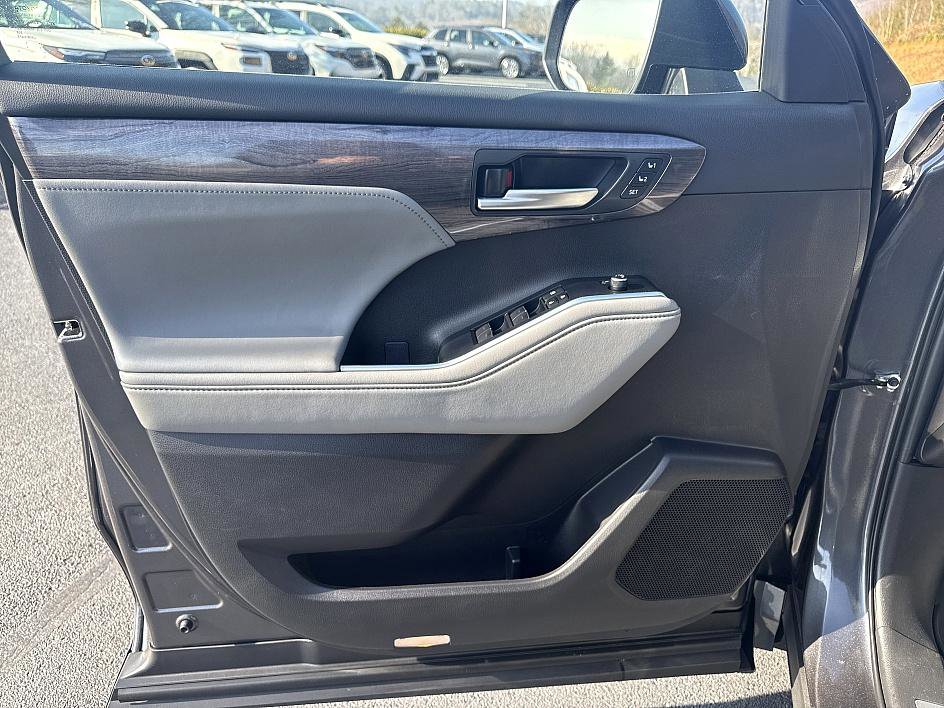 Used 2025 Toyota Highlander Limited image 9