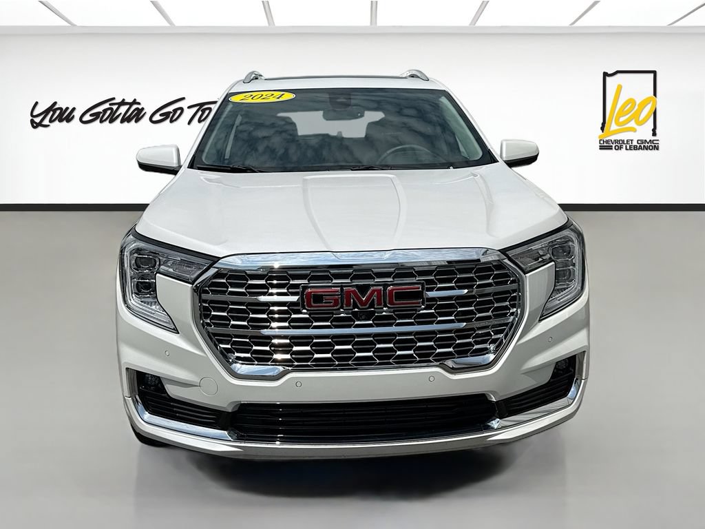 Used 2024 GMC Terrain Denali w/ Denali Premium Package AWD/4WD image 2
