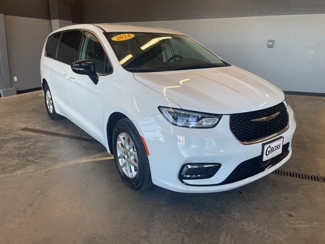 Used 2024 Chrysler Pacifica Touring-L FWD image 2
