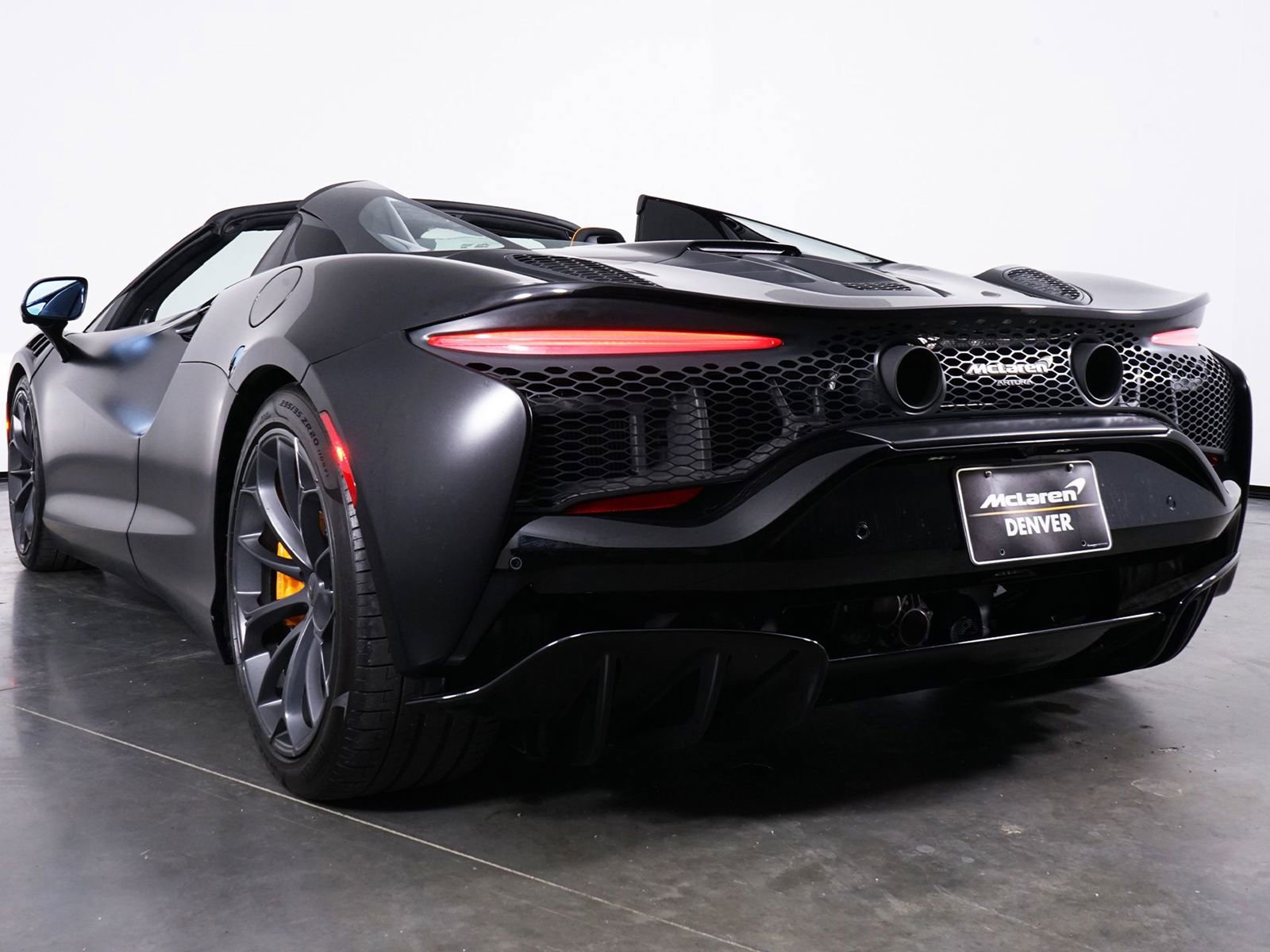 Used 2025 McLaren Artura Spider image 19